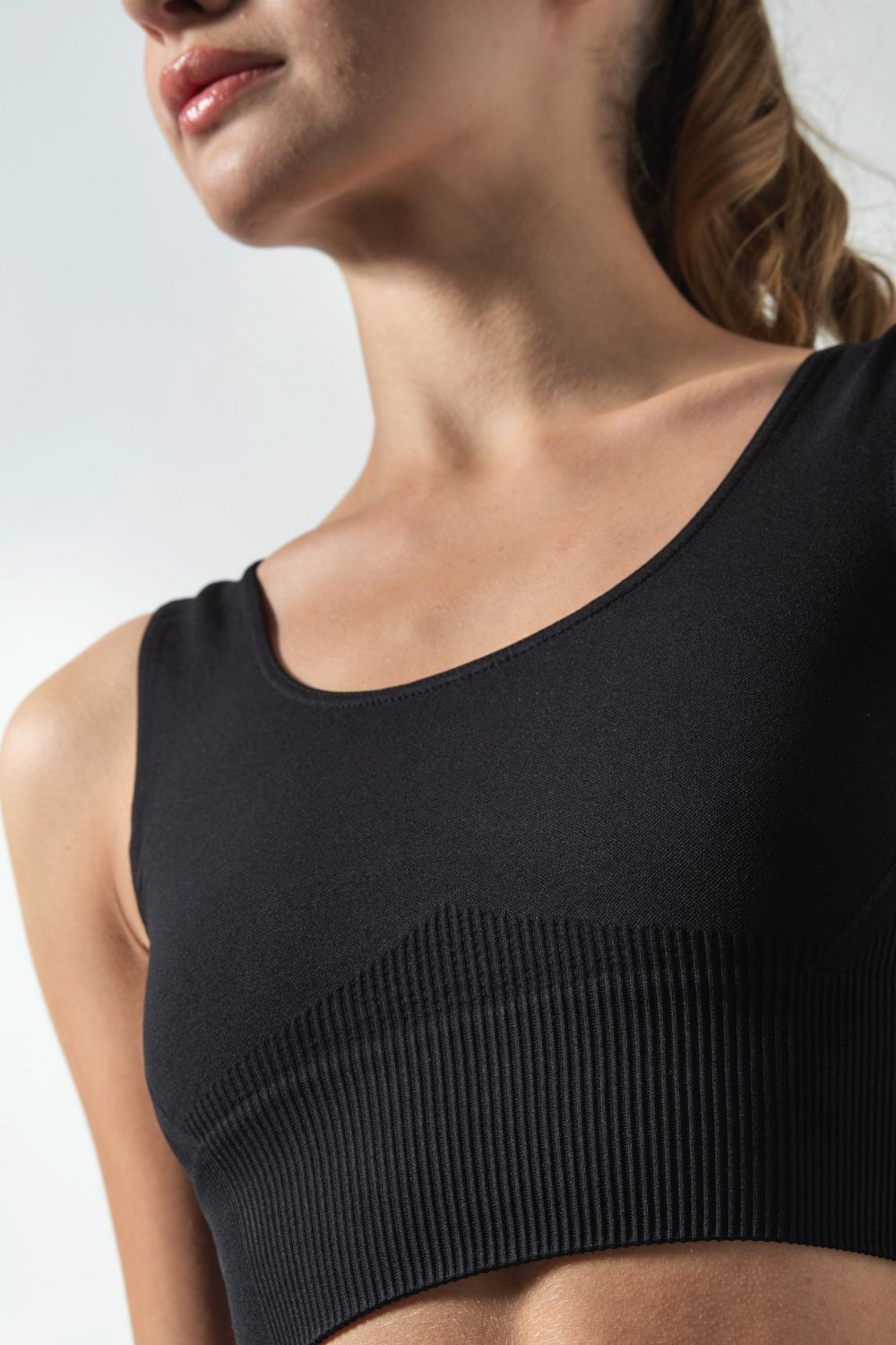 Reggiseno Sportivo con dettagli a Costine in Microfibra Seamless, Linea Ilena Limited Edition